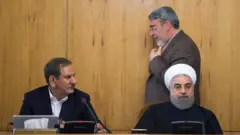 حسن روحانی رئیس جمهور و اسحاق جهانگیری معاون اول در جلسه هیات دولت. نفر ایستاده عبدالرضا رحمانی فضلی وزیر کشور است که به گفته معاونش دولت را دو روز پیش از افزایش قیمت بنزین، مطلع کرده بود