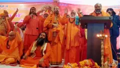 হরিদ্বারের ওই বিতর্কিত সমাবেশের মঞ্চে হিন্দু সাধুরা