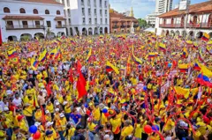 Seguidores de Abelardo De la Espriella muestran banderas de Colombia y visten camisetas de la selección de fútbol de su país durante un acto de campaña en Cartagena el 9 de junio de 2026.
