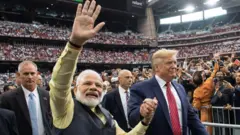 টেক্সাসের হাউডি মোদী অনুষ্ঠানে নরেন্দ্র মোদী ও ডোনাল্ড ট্রাম্প। সেপ্টেম্বর, ২০২০