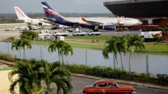 Dois aviões, um russo e outro espanhol, no aeroporto de Havana