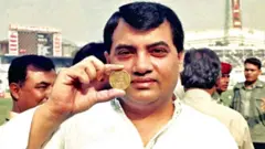 বাংলাদেশের অভিষেক টেস্টের টস কয়েন হাতে সাবের হোসেন চৌধুরী