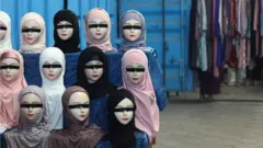 Көздөрү жабылган манекендер
