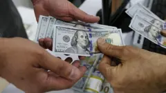 رکوردهای تازه قیمت دلار در ایران؛ انگشت اتهام مجلس به سوی دولت