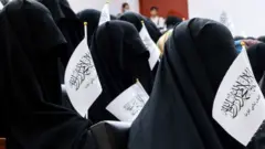 কাবুলের এক বিশ্ববিদ্যালয়ে তালেবানের পক্ষে আপাদমস্তক কালো পোশাকে আবৃত নারীদের এক সমাবেশ।