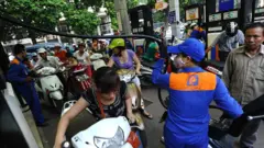 Người dân đổ xăng ở Việt Nam