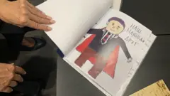 Crtež Dragana sa plaštom superheroja od prvog dna bio je ispred škole