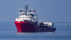 Ocean Viking tarafından Akdeniz'de kurtarılan 213 göçmene İtalya'nın Sicilya adasındaki Messina limanı açıldı