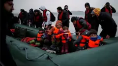Fransa kıyılarından İngiltere'ye gitmek için şişme botlara binen göçmenler