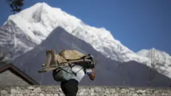 नाम्चे बजारमा एक भरिया