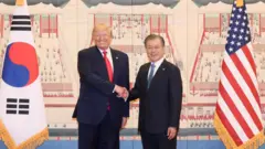 트럼프 대통령은 30일 DMZ 방문에 앞서 문재인 대통령과 정상회담을 가졌다