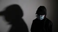 被拘12港人之一黃偉然妻子