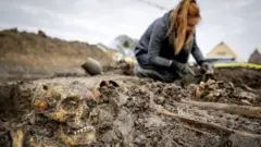 الهياكل العظمية التي اكتشفت في قبر جماعي