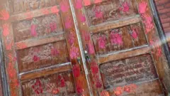 پاشیدن رنگ به در کلیسا
