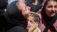 خلال جنازة أحد الشبان الفلسطينيين