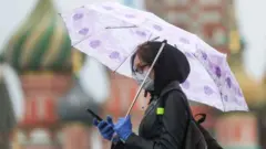 Девушка в маске в Москве