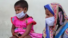 মাস্ক পরলে ভাইরাসের সংক্রমণ কমানো সম্ভব, বলছেন বিজ্ঞানীরা।