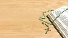 Biblia y rosario