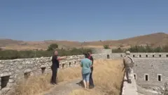Kilsədə zəvvarlar və sülhməramlı