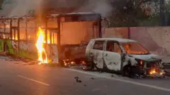 સળગેલી બસ અને ગાડી