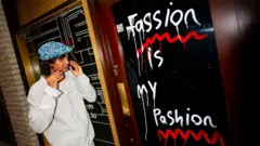Navinder Nangla mirando su obra "Fassion is my pashion"