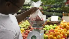 Homme qui pèse des fruits