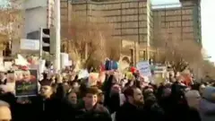 دستگیری چند ساعته سفیر انگلیس در تهران: تظاهرکنندگان خواهان اخراج او شدند