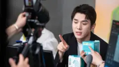 直播網紅李佳琦被稱為"帶貨一哥"。