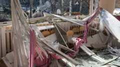 Школа в Киеве, пострадавшая от обстрелов