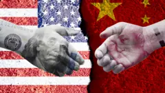 設計圖片：中美國旗，美元鈔票與人民幣鈔票試圖握手