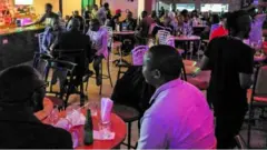 Certaines personnes ont eu du mal à s'en tenir aux mesures de distanciation sociale dans les bars et clubs au Kenya