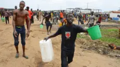 Pipo dey scoop fuel l from fallen tanker for Lagos-Ibadan Expressway on April 8