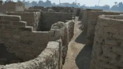 جدران منازل فرعونية كانت مدفونة تحت الرمال