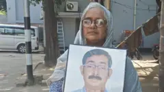 ভাইয়ের আশায় এখনও অপেক্ষা করছেন মারুফা ইসলাম।