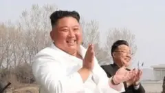 據朝中社圖片，朝鮮最高領導人金正恩2020年4月12日視察了朝鮮西部地區航空與防空師所屬殲襲機團。