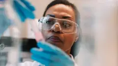 Une femme scientifique noire