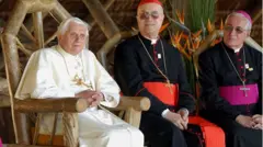 Bento 16 durante sua visita papal a uma fazenda para dependentes químicos, no interior de SP, em 2007