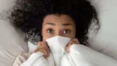 چطور بر بی‌خوابی و اضطراب غلبه کنیم؟