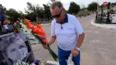 Віктор Гандзюк на могилі Катерини Гандзюк