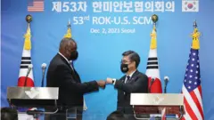 서욱 국방부 장관과 로이드 오스틴 미국 국방부 장관이 2일 서울 국방부 청사 브리핑룸에서 제53차 한·미 한미안보협의회(SCM) 공동기자회견을 마치고 주먹인사를 하고 있다