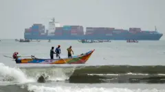மீன் பிடிக்கும் மீனவர்கள், மாதிரிப் படம்