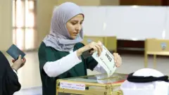 الناخبون الكويتيون يصوتون لاختيار ممثلبهم في مجلس الأمة الجديد