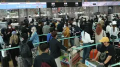 여행객들이 공항 출국장에 줄 서 있다