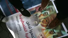 جانب من مظاهرة يدوس فيها المتظاهرون صورة لحكام عرب وكوشنر