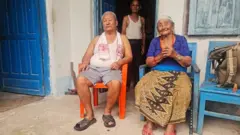 आसबहादुर गुरुङ र उनकी आमा सुकमाया