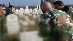 جنود سوريون ينبشون عظام أموات من المعارضة