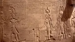 Cleópatra e seu filho Cesarião são ilustrados à esquerda, na parede sul do Templo de Hator, em Dendera, no Egito