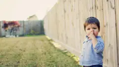 Burnunu qurdalayan uşaq