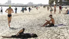 Beachgoers wear masks during lockdown in Melbourne on 6 September 2020