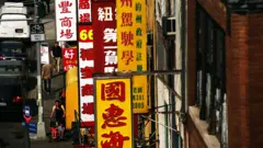 紐約曼哈頓唐人街上的華人商店招牌（資料圖片）
